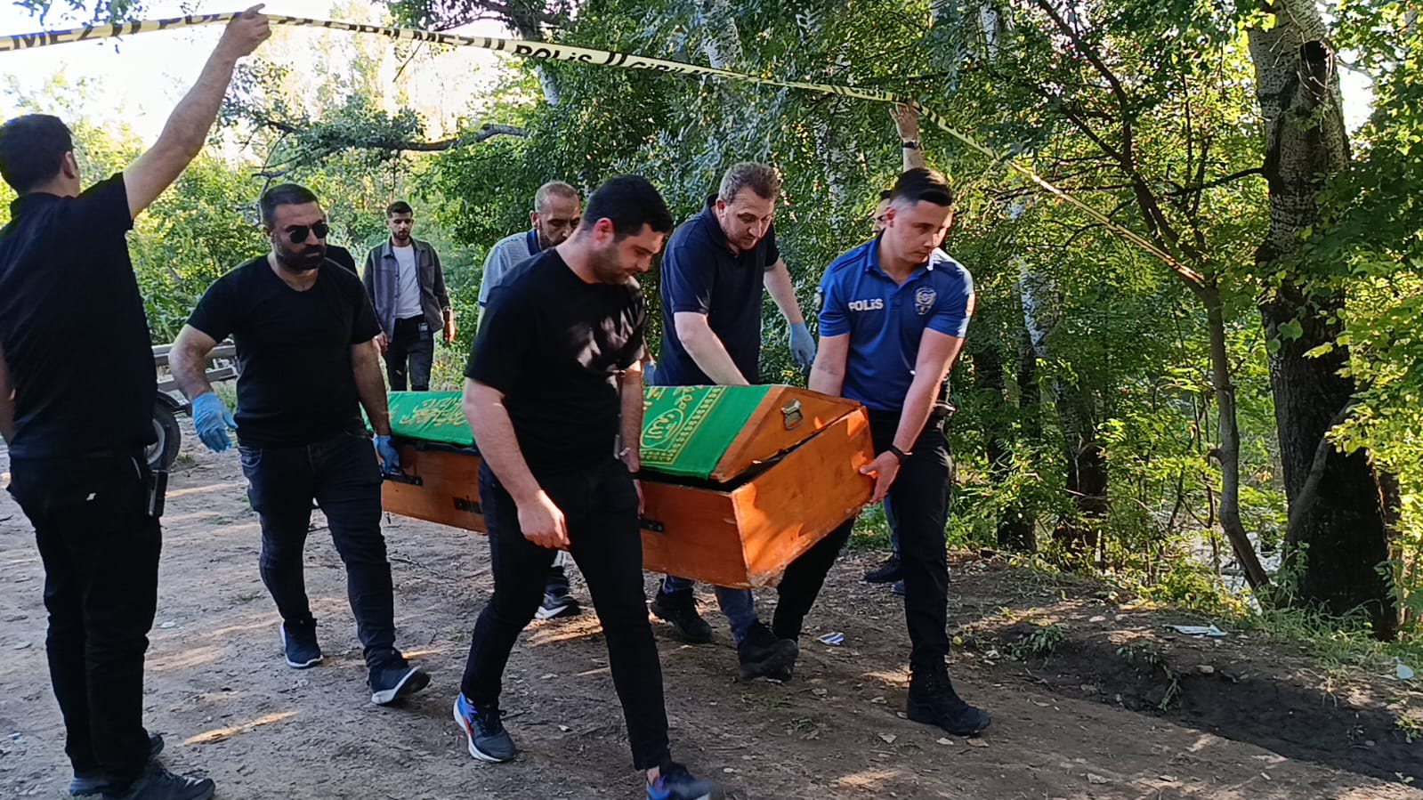 Edirne’de Kurban Bayramı’nın birinci gününden beri kayıp olarak aranan iki arkadaşın cansız bedenleri, 9 saat arayla Tunca Nehri’nde bulundu.